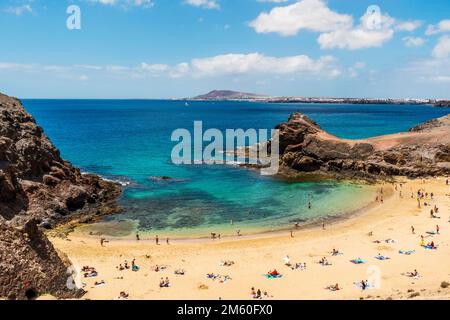 Sabbia bianca e rocce vulcaniche a Papagayo Beach situato all'estremità sud di Lanzarote, Isole Canarie, Spagna Foto Stock