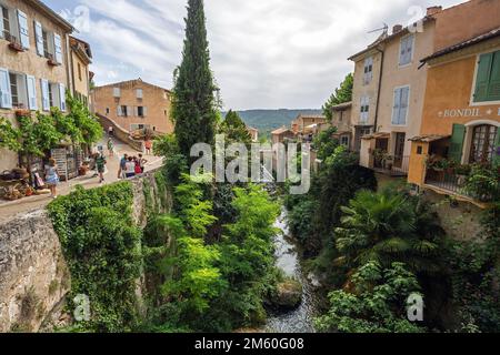 Case sul torrente Ravin de Notre Dame, Moustiers-Sainte-Marie, Dipartimento Alpes-de-Haute-Provence, Regione Provence-Alpes-Cote d'Azur, Provenza Foto Stock