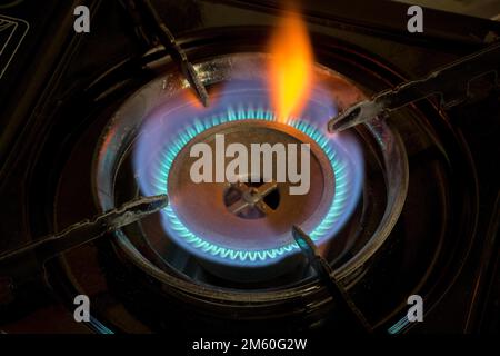 Immagine simbolica, fornello a gas, prezzo del gas, aumento del prezzo del gas, energia, costi di energia, fiamma di gas Foto Stock