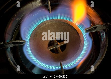 Immagine simbolica, fornello a gas, prezzo del gas, aumento del prezzo del gas, energia, costi di energia, fiamma di gas Foto Stock