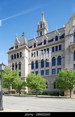 Erie Community College Downtown Branch occupa ora l'Old Post Office, eretta nel 1901. La struttura gotica in granito è un punto di riferimento. Foto Stock