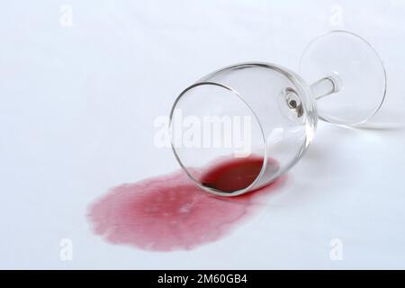 Macchia di vino rosso, bicchiere di vino rosso rovesciato sul tessuto, macchia Foto Stock