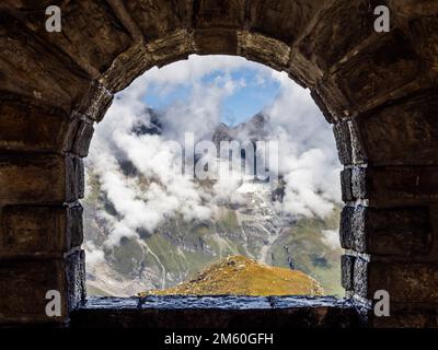 Paesaggio alpino di montagna, vista attraverso il memoriale Holzmeister sulla strada alpina Grossglockner, memoriale a Fuschertoerl, Hohe Tauern Foto Stock