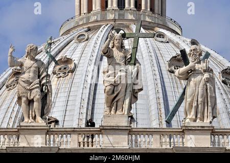 Statue monumentali apostolo Giovanni Battista, Gesù Cristo risorto e S. Andrew, la facciata e la cupola di St. Pietro, San Di Pietro Foto Stock