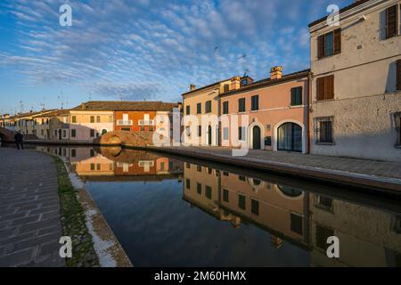 Case riflesse nel canale, Via Agatopisto, Comacchio, Emilia Romagna, Italia Foto Stock