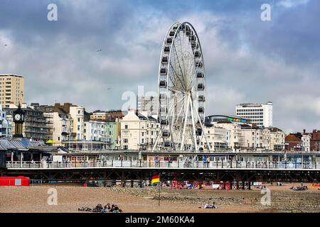 Ferris Wheel, Palace Pier by the Sea, Brighton Skyline, Inghilterra, Regno Unito Foto Stock