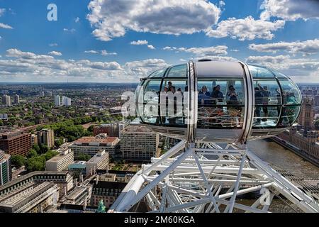Vista dalla ruota panoramica, gondola, London Eye, vista dall'alto del centro di Londra, clima soleggiato, Inghilterra, Regno Unito Foto Stock