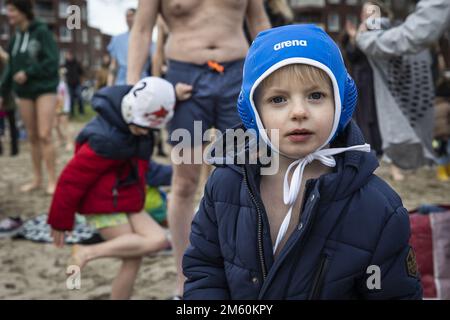 Amsterdam, 1 gennaio 2023 - IMMERSIONE DI NUOVO ANNO. La tradizionale immersione del capodanno Unoxless nelle Sloterplas di Amsterdam. Non è così freddo quest'anno. Foto ANP Dingena mol olanda fuori - belgio fuori Foto Stock