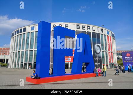 Logo IFA, South Entrance Trade Fair, Internationale Funkaustellung IFA 2022, Berlino, Germania Foto Stock