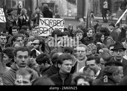 Il 1968 marzo di Pasqua, la Germania, ha dimostrato la pace con le principali richieste di porre fine alla guerra del Vietnam e contro le leggi di emergenza da Duisburg a. Foto Stock