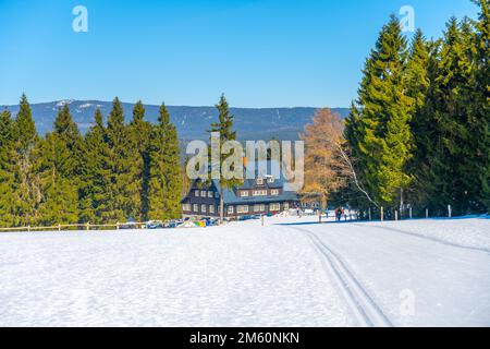 Pista da sci di fondo che conduce alla baita nella soleggiata giornata invernale. Jizera Mountains, Repubblica Ceca Foto Stock