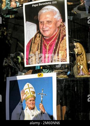 Manifesti dei Papi Benedetto XVI e Giovanni Paolo II in un negozio di souvenir, Roma, Lazio, Italia Foto Stock