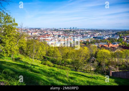 Giornata primaverile soleggiata nei Giardini Petrin con vista della città di Praga, Repubblica Ceca Foto Stock