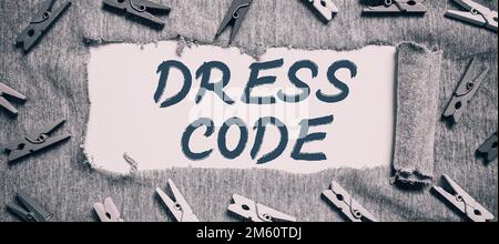 Didascalia di testo che presenta il codice di abbigliamento. Concetto che significa un modo accettato di vestirsi per una particolare occasione o gruppo Foto Stock