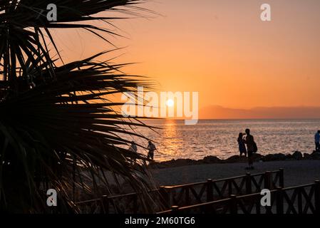 Vista panoramica della bella stagione con sole che splende nel cielo limpido al tramonto Foto Stock