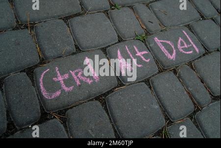 La combinazione di simboli per riavviare il computer scritto in gesso su lastre di cemento come una tastiera Foto Stock