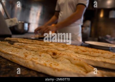 Primo piano del pide di formaggio turco fresco sul banco del ristorante Foto Stock