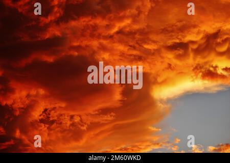 Fuoco nel cielo - un bellissimo tramonto Foto Stock