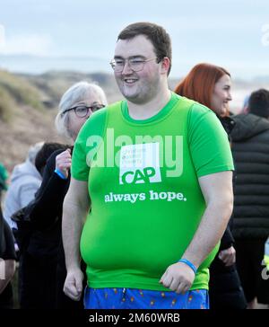 Irvine Beach, North Ayrshire, Scozia. 01/01/23. Irvine Plunge polare 2023. Foto Stock