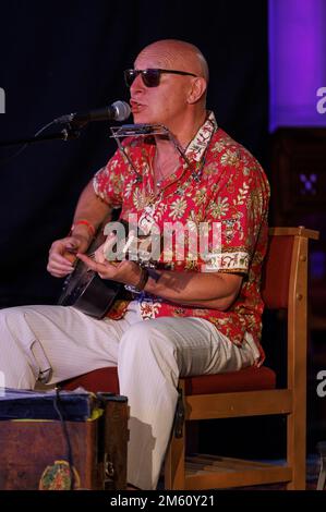 Il musicista Bristish Blues Eddie Martin ha suonato al Upton-upon-Severn Blues Festival 2022, Inghilterra, Regno Unito Foto Stock