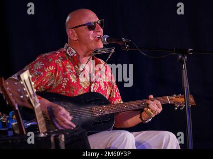 Il musicista Bristish Blues Eddie Martin ha suonato al Upton-upon-Severn Blues Festival 2022, Inghilterra, Regno Unito Foto Stock