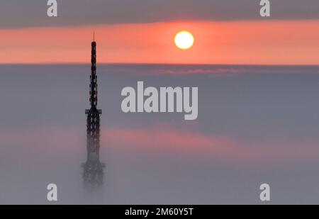 Hengyang. 1st Jan, 2023. Questa foto scattata il 1 gennaio 2023 mostra il paesaggio dell'alba presso il punto panoramico del Monte Hengshan a Hengyang, la provincia di Hunan della Cina centrale. Credit: CAO Zhengping/Xinhua/Alamy Live News Foto Stock