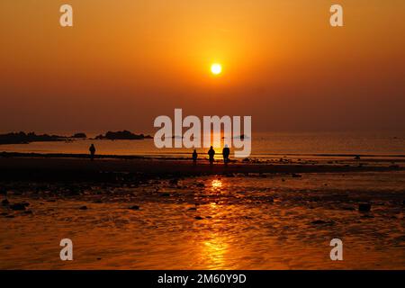 Qingdao, provincia cinese di Shandong. 1st Jan, 2023. La gente guarda l'alba su una spiaggia di Qingdao, provincia di Shandong, Cina orientale, 1 gennaio 2023. Credit: Wang Peike/Xinhua/Alamy Live News Foto Stock