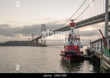 San Francisco Fire Department Station 35 e San Francisco – Oakland Bay Bridge all'alba dal San Francisco Bay Trail Foto Stock