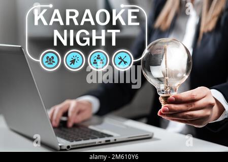 Scrittura visualizzazione testo Karaoke Night. Word for Entertainment cantare insieme alla musica strumentale suonata da una macchina Foto Stock