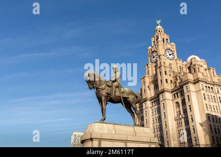 Liverpool, Regno Unito: Statua equestre del re Edoardo VII e edificio Royal Liver sul lungomare della città Foto Stock