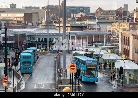 Liverpool, Regno Unito: Stazione degli autobus Queen Square, Hood Street. Un importante centro di viaggi con tredici stand nel centro della città. Foto Stock