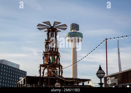Liverpool, Regno Unito: Mercato tedesco di Natale weihnachtspyramide trascurato da St Johns radio City Tower Foto Stock