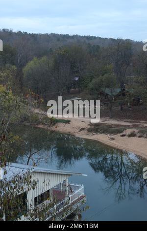 EMINENCE, MISSOURI, USA - 8 NOVEMBRE 2016 camere con vista sul fiume Jacks Fork presso l'Eagle’s Landing River Resort Foto Stock