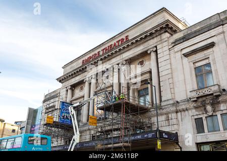 Liverpool, Regno Unito: Impalcature all'esterno dell'Empire Theatre, Lime Street Foto Stock