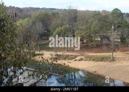 EMINENCE, MISSOURI, USA - 8 NOVEMBRE 2016 camere con vista sul fiume Jacks Fork presso l'Eagle’s Landing River Resort Foto Stock