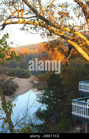 EMINENCE, MISSOURI, USA - 8 NOVEMBRE 2016 camere con vista sul fiume Jacks Fork presso l'Eagle’s Landing River Resort Foto Stock