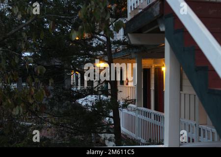 EMINENCE, MISSOURI, USA - 8 NOVEMBRE 2016 camere dipinte di bianco e terrazza dell'Eagle's Landing River Resort Foto Stock