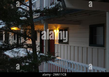 EMINENCE, MISSOURI, USA - 8 NOVEMBRE 2016 camere dipinte di bianco e terrazza dell'Eagle's Landing River Resort Foto Stock