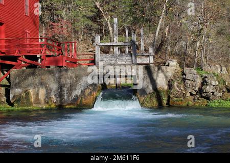 EMINENCE, MISSOURI, USA - NOVEMBRE 9 2016 Ozark National Scenic Riverways, Alley Spring dettaglio della porta chiusa Foto Stock