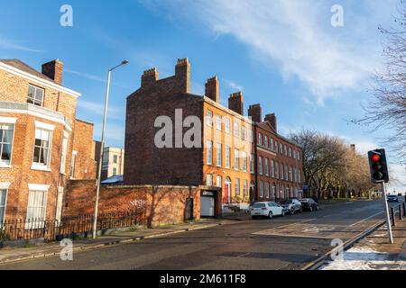 Liverpool, Regno Unito: Upper Duke Street e Mornington Terrace, un edificio classificato di II grado costruito a metà del XIX secolo. Foto Stock