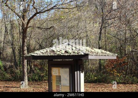 EMINENCE, MISSOURI, USA - NOVEMBRE 9 2016 Ozark National Scenic Riverways, bacheca di avviso d'ingresso a Alley Spring Foto Stock