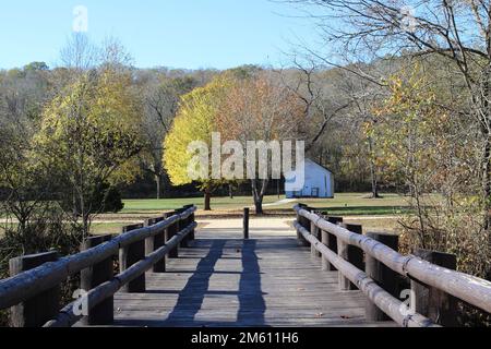 EMINENCE, MISSOURI, USA - NOVEMBRE 9 2016 Ozark National Scenic Riverways, Alley Spring Gardens e prati con alberi e sentieri Foto Stock