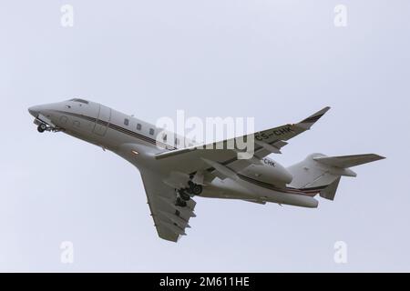 CS-CHK Bombardier BD-100 Challenger 350 NetJets Europe Bristol Airport 29/12/2022 Foto Stock