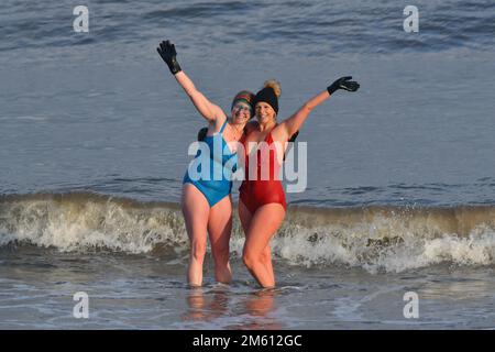 Edimburgo Scozia, Regno Unito 01 gennaio 2023. Nuotatori di Capodanno a Portobello. credito sst/alamy notizie dal vivo Foto Stock