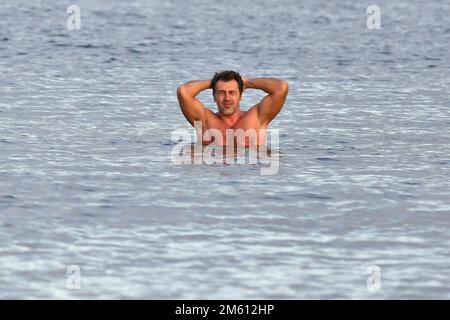 Edimburgo Scozia, Regno Unito 01 gennaio 2023. Nuotatori di Capodanno a Portobello. credito sst/alamy notizie dal vivo Foto Stock