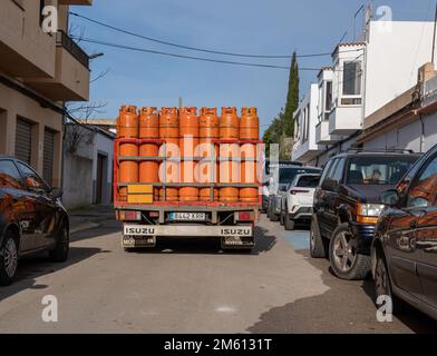 Felanitx, Spagna; 30 2022 dicembre: Camion butano consegna, parcheggiato nel mezzo della strada nella città maiorca di Felanitx, Spagna Foto Stock