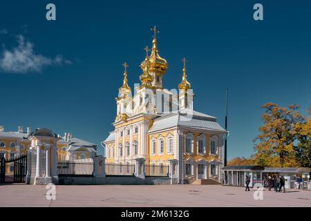 Piazza del Palazzo, vista della Chiesa di Pietro e Paolo nel Grande Palazzo di Peterhof, 1747-1751, architetto Rastrelli, punto di riferimento: Peterhof, Russia - 09 Octo Foto Stock