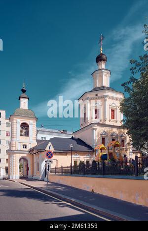La Chiesa della Trinità che dà la vita in Via Khokhlovsky, costruita in stile barocco a Mosca nel 1696, un oggetto di patrimonio culturale: Mosca, Russia - Foto Stock