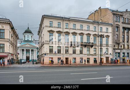 Vista della Chiesa Armena Apostolica di San Catherine, 1771-1776, e Casa della Chiesa Armena, 1794-1798, punto di riferimento, prospettiva Nevsky: St Petersb Foto Stock