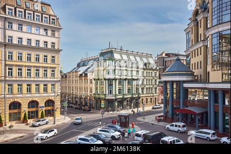 Vista sul moderno centro business Balchug, costruito nel 1997, Via Balchug: Mosca, Russia - 19 agosto 2022 Foto Stock